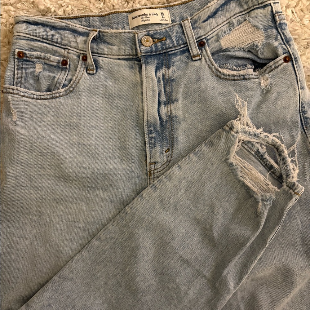 Abercrombie & Fitch The Mom High Rise Distressed Jeans Size 28